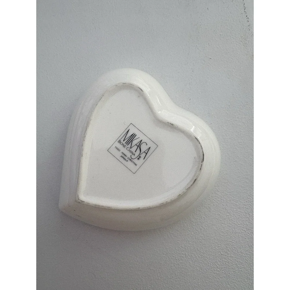 Mikasa MERRY CHRISTMAS Holiday Covered Heart Shaped Bowl‎ Trinket Box - FX032